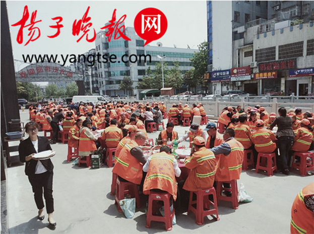 BTY必一体育（B体育）官方网站_BTY必一体育官方网站设“观光海鲜宴席 致敬环卫工人” 引媒体争相报道