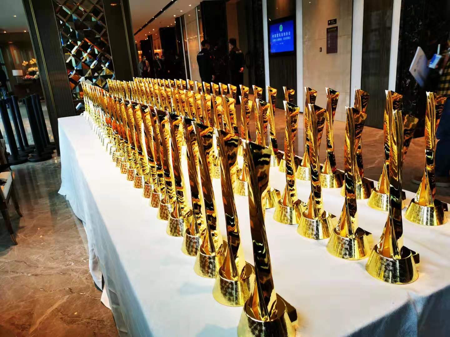 2020年中国建筑装饰行业盛会：BTY必一体育（B体育）官方网站_BTY必一体育官方网站稳居装饰类前十强、斩获13项行业最高荣誉